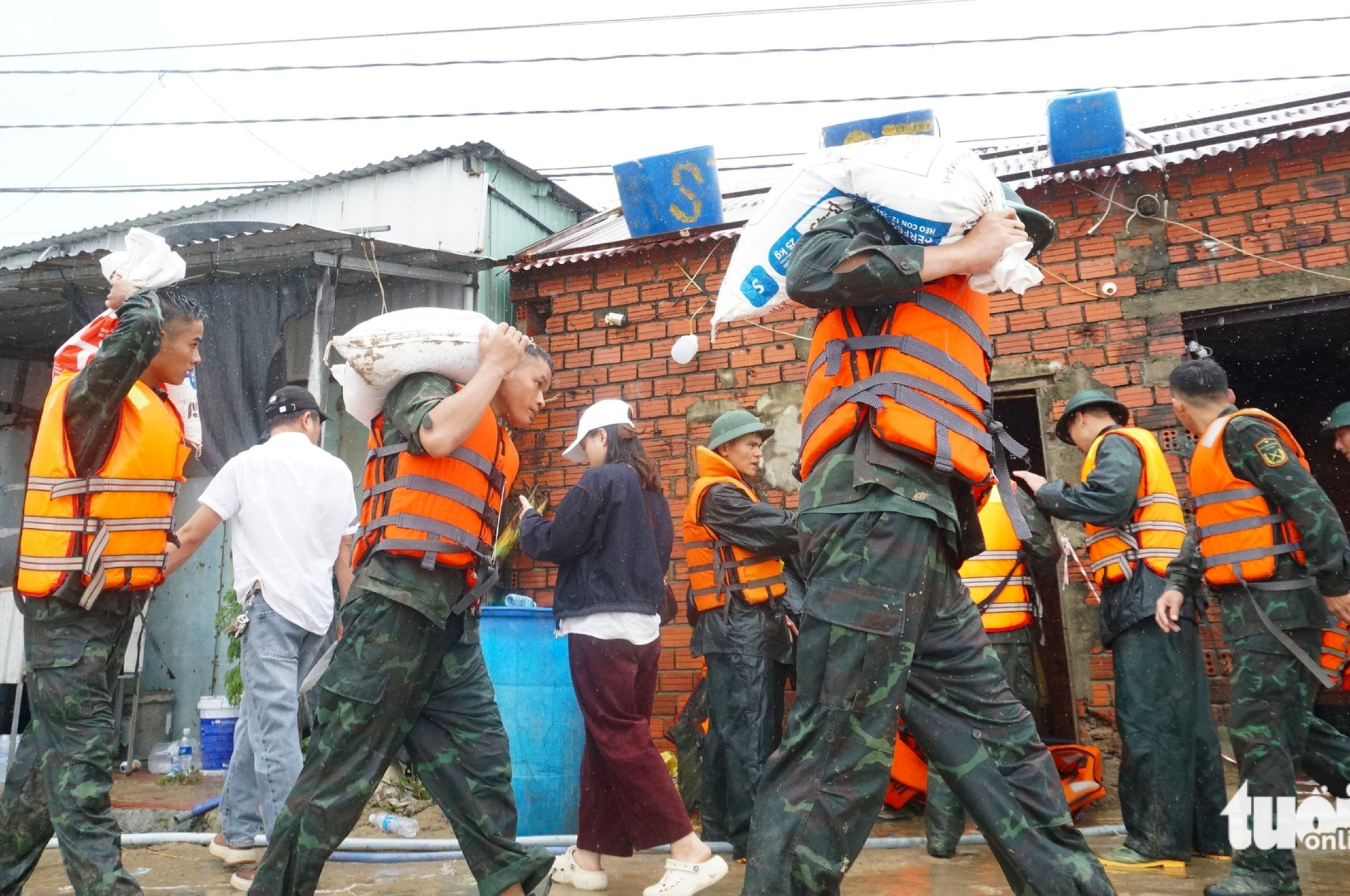 岘港海口恐怖滑坡近景:民众和部队正忙着‘修补’堤岸